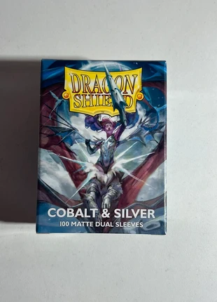 Paquet de 100 sleeves Cobalt and Silver Matte Dual Dragon Shield, brand: Pokémon, condition: Very good, €9.90, €11.10 includes Buyer Protection Pro
