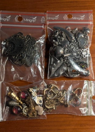 Mix breloques, charm, perles en métal, argent et doré pour création de bijoux, DIY, upcycling, marque: NO LABEL, état: Très bon état, 2,20 €, 3,01 € Protection acheteurs incluse