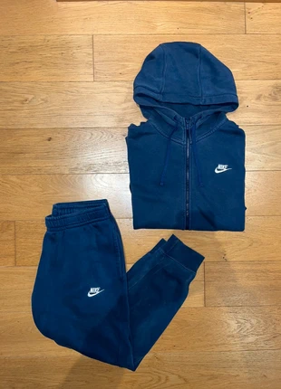 Survêtement | Veste (S) & Jogging (M) Nike Club Fleece Bleu Marine - Logo brodé, marque: Nike, état: Très bon état, taille: S, 38,00 €, 40,60 € Protection acheteurs incluse