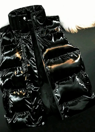 Veste sans manches brillante – Col montant – Noir – Taille M, état: Très bon état, taille: M, 39,99 €, 42,69 € Protection acheteurs incluse