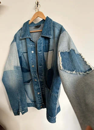 Oversized Deconstructed Denim Jacket, marca: Vintage Dressing, estado: Novo sem etiquetas, tamanho: L, €65.00, €68.95 inclui Proteção do Comprador