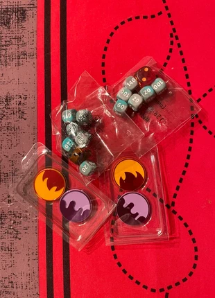 Lot dés + marqueurs Fire – Pokémon JDR – Accessoires jeu de cartes, brand: Pokémon, condizioni: Nuovo senza cartellino, €1.00, €1.75 include la Protezione acquisti