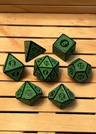 Set de dés runes et arrêtes noires sur fond vert, zustand: Neu, 8,95 €, 10,10 € beinhaltet Vinted-Käuferschutz Pro
