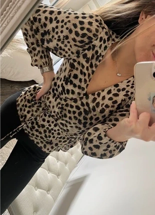 Blouse H&M léopard taille XS - style cache coeur collection récente, brand: H&M, condizioni: Ottime, taglia: XS / IT 38 / EU 34, €10.00, €11.20 include la Protezione acquisti