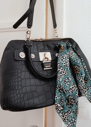 Sac à main Guess - Cuir noir aspect crocodile - Excellent état, merk: GUESS, staat: Heel goed, € 59,95, € 63,65 inclusief Kopersbescherming