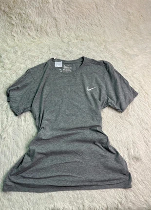 T shirt Nike vintage gris y2k M 560, brand: Nike, condizioni: Ottime, taglia: M, €10.00, €11.20 include la Protezione acquisti