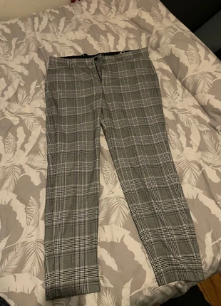 Pantalon rayé gris, merk: Bershka, staat: Nieuw met prijskaartje, maat: W34 | FR 44, € 10,00, € 11,20 inclusief Kopersbescherming