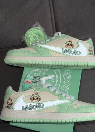 Baskets Labubu menthe pastel – Travis + porte-clé, marca: labubu, estado: Novo com etiquetas, tamanho: 35, €60.00, €63.70 inclui Proteção do Comprador
