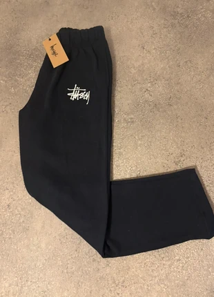 Jogging Stussy Rework bleu marine M logo brodé streetwear, merk: Stüssy, staat: Heel goed, maat: M, € 35,00, € 37,45 inclusief Kopersbescherming