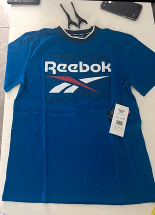 T-shirt Reebok Bleu – Collection Heritage, brand: Reebok, condizioni: Nuovo con cartellino, taglia: 15 anni / 170 cm, €9.00, €10.15 include la Protezione acquisti