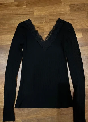 Zwart truitje met kanten details! Nieuw!, merk: Bershka, staat: Nieuw zonder prijskaartje, maat: XS / 34 / 6, € 5,00, € 5,95 inclusief Kopersbescherming