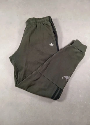 Jogging Adidas kaki logo brodé – Taille XS – Très bon état, brand: adidas, condizioni: Ottime, taglia: XS, €11.00, €12.25 include la Protezione acquisti