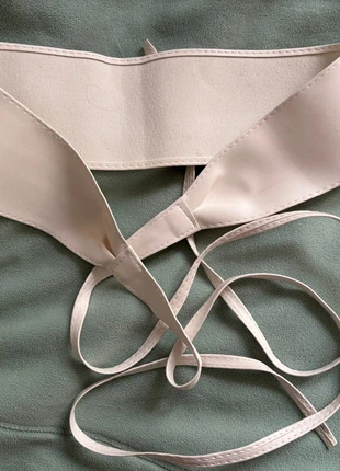 White Faux-Leather Obi Belt – New & Strong Quality, marque: Local, état: Neuf sans étiquette, taille: Ajustable, 3,50 €, 4,38 € Protection acheteurs incluse