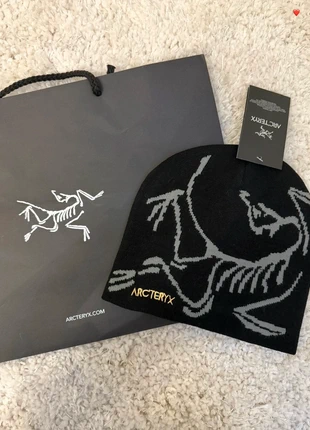 Arc’teryx Mütze in Schwarz und Gold, brand: Arc'teryx, condition: Very good, size: One size, €18.00, €19.60 includes Buyer Protection