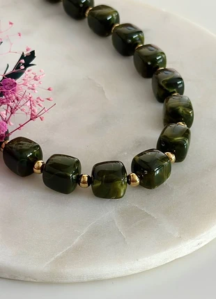 Collier doré avec perles carrées vertes marbrées - Acier Inoxydable, marca: Boutique Parisienne, estado: Muy bueno, 25,00 €, 26,95 € Protección al comprador Pro incluida