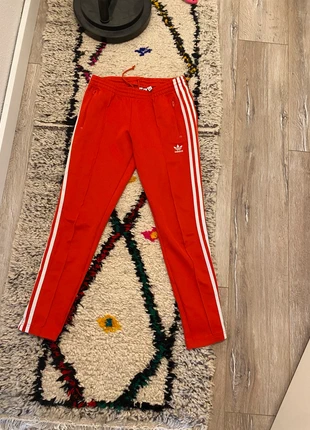 Jogging Adidas maat S knal rood, merk: adidas, staat: Heel goed, maat: S / 36 / 8, € 19,00, € 20,65 inclusief Kopersbescherming