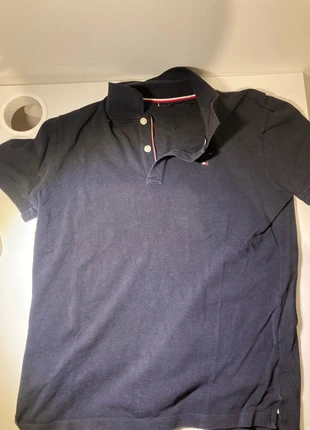 Blauwe polo, merk: Tommy Hilfiger, staat: Heel goed, maat: 14 jaar / 164 cm, € 6,00, € 7,00 inclusief Kopersbescherming