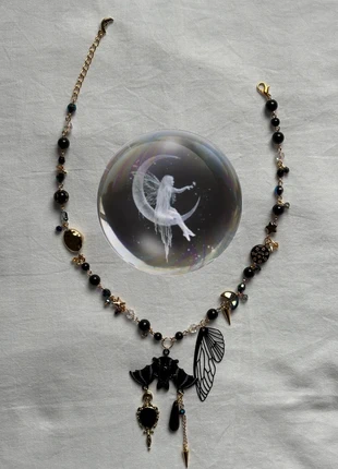 Gothic necklace crystal ball gold, merk: Alternative, staat: Nieuw met prijskaartje, € 25,00, € 26,95 inclusief Kopersbescherming