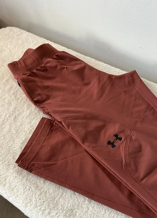 under armour red tracksuit pants / size m, marque: Under Armour, état: Très bon état, taille: M, 27,00 €, 29,05 € Protection acheteurs incluse