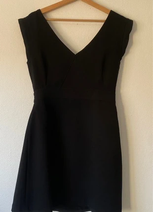 Petite robe noire dos nu Mango, marque: Mango, état: Neuf sans étiquette, taille: M / 38 / 10, 8,00 €, 9,10 € Protection acheteurs incluse