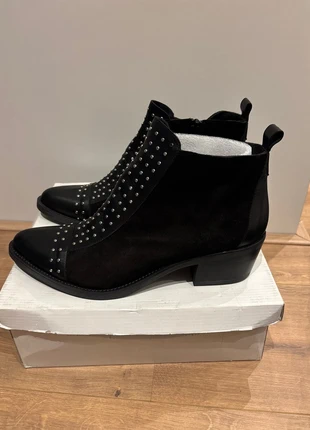 Enkellaarsjes met studs 41, merk: CHIC, staat: Nieuw met prijskaartje, maat: 41, € 49,95, € 53,15 inclusief Kopersbescherming