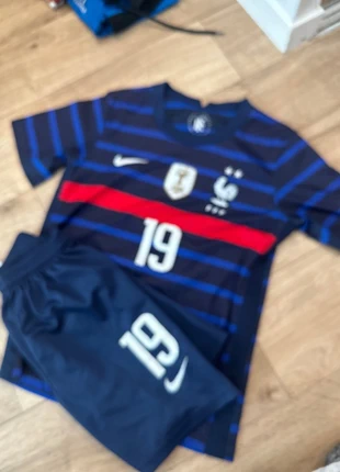 Ensemble de foot équipe de France, marque: Nike, état: Très bon état, taille: 12 ans / 152 cm, 7,00 €, 8,05 € Protection acheteurs incluse