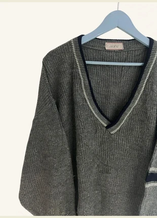 Vintage grey stripped V-neck knit sweater, marque: Vintage Dressing, état: Très bon état, taille: L / 40 / 12, 15,00 €, 16,45 € Protection acheteurs incluse
