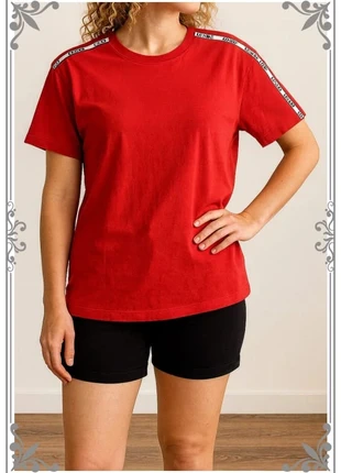 T-shirt Levis Femme, rouge avec logo blanc et noires sur les epaules, Taille S - Excellent etat, brand: Levi's, condition: Very good, size: S / 36 / 8, €23.00, €24.85 includes Buyer Protection