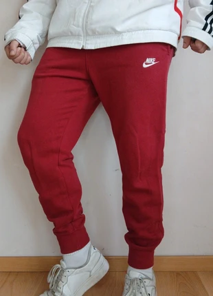 Jogging Nike taille S Homme - Sweatpant rouge coupe droite logo blanc, marque: Nike, état: Très bon état, taille: S, 22,00 €, 23,80 € Protection acheteurs (Pro) incluse