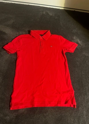 rode polo tommy hilfiger, merk: Tommy Hilfiger, staat: Goed, maat: 12 jaar / 152 cm, € 7,50, € 8,58 inclusief Kopersbescherming
