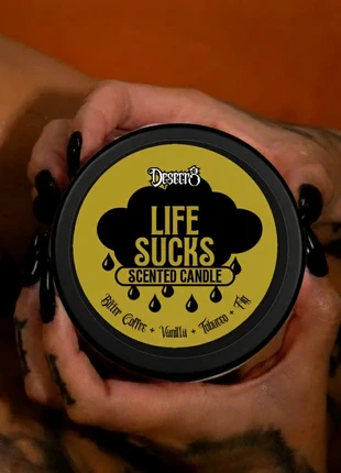 Life Sucks. Candela profumata cera di soia 200 ml/8 oz | Caffè, Vaniglia, Tabacco, Fico, marque: Desecr8, état: Neuf sans étiquette, 12,00 €, 13,30 € Protection acheteurs incluse