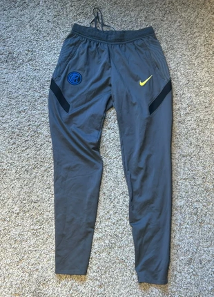 Pantalon Nike Inter Milan Dri-Fit gris logo officiel taille S, marque: Inter Milan, état: Très bon état, taille: S, 29,99 €, 32,19 € Protection acheteurs incluse