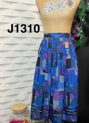 Jupe tyrolienne fleurie bleu et violet taille 44 J 1310, marke: Vintage Dressing, zustand: Sehr gut, größe: XXL / 44 / 16, 35,00 €, 37,45 € beinhaltet Vinted-Käuferschutz Pro