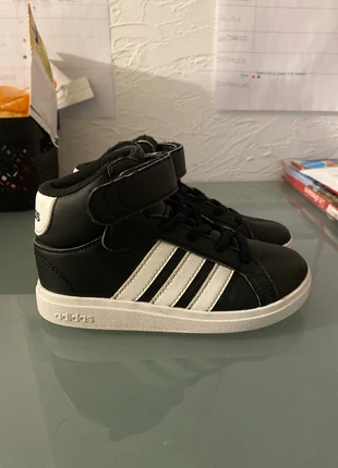 Chaussures enfants addidas noires et blanches taille 29, marque: adidas, état: Bon état, taille: 29, 20,00 €, 21,70 € Protection acheteurs incluse