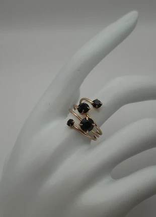 Goudkleurige ring met zwarte glazen steentjes – ca. 18 mm - 199, merk: Vintage Dressing, staat: Nieuw zonder prijskaartje, maat: 56.9 mm / 18.1 mm Ø, € 3,95, € 4,85 inclusief Kopersbescherming