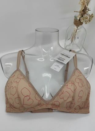 Soutien gorge Calvin Klein Triangle Bra - Cœurs Rouges -Taille M, marque: Calvin Klein, état: Neuf avec étiquette, taille: M, 6,70 €, 7,74 € Protection acheteurs incluse