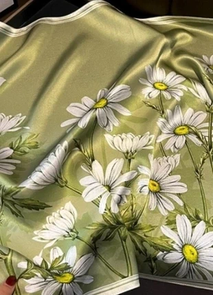 New, 100% silk, green, ecru, soft scarf,, merk: onbekend, staat: Nieuw met prijskaartje, € 16,00, € 17,50 inclusief Kopersbescherming