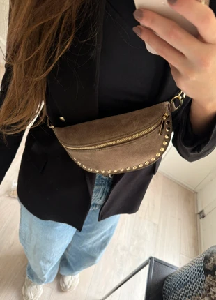 Echt lederen / echt suède crossbody tas met studs, merk: Olivia & Kate, staat: Nieuw met prijskaartje, € 35,00, € 37,45 inclusief Kopersbescherming Pro