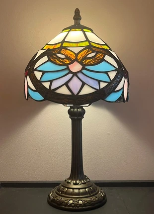 Tafellamp glas in lood Tiffany stijl met strik motief, merk: Art, staat: Nieuw met prijskaartje, € 79,00, € 83,65 inclusief Kopersbescherming Pro