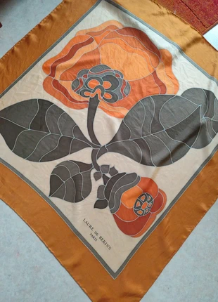 Foulard carré soie vintage, marque: Laure de berins Paris, état: Bon état, 15,00 €, 16,45 € Protection acheteurs incluse