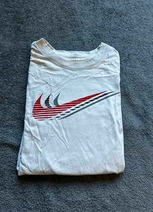 T shirt Nike blancavec logo coloré taille S, marca: Nike, estado: Bom, tamanho: S, €3.00, €3.85 inclui Proteção do Comprador