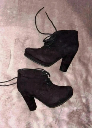 Bottines à talons à lacets femme taille 36 noires en très bon état., marque: GRANDS BOULEVARDS, état: Très bon état, taille: 36, 8,00 €, 9,10 € Protection acheteurs incluse