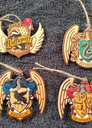 Lot de 4 décorations de Noël en bois
Harry Potter serpentard Gryffondor Disney, brand: Harry Potter, condition: New without tags, €3.80, €4.69 includes Buyer Protection