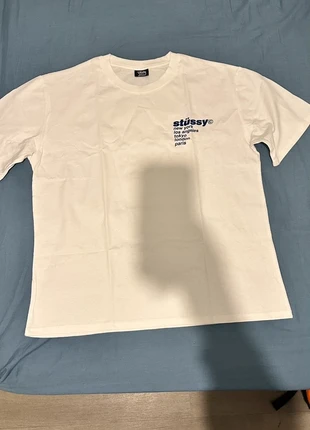 T-shirt Stussy fraise 🍓 (L), marca: Stüssy, estado: Novo sem etiquetas, tamanho: L, €40.00, €42.70 inclui Proteção do Comprador