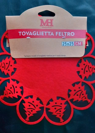 Tovaglietta Natalizia tonda in feltro rosso . Nuova con cartellino., brand: Boutique Italiana, condizioni: Nuovo con cartellino, €4.90, €5.85 include la Protezione acquisti