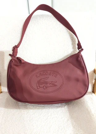 Sac Baguette Lacoste Crocodile Y2K | Bordeaux / Lie-de-Vin, merk: Lacoste, staat: Heel goed, € 40,00, € 42,70 inclusief Kopersbescherming