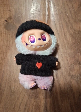 Leuke labubu met kleren met kaartje, merk: POPMART, staat: Nieuw zonder prijskaartje, maat: 3 jaar / 98 cm, € 10,00, € 11,20 inclusief Kopersbescherming