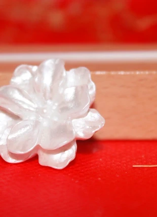 Boucle d’oreille en résine blanche fleur, marque: Vintage Chic, état: Neuf avec étiquette, 5,00 €, 5,95 € Protection acheteurs incluse