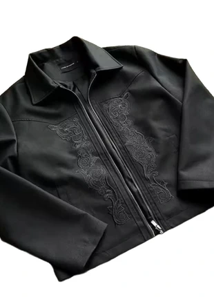 Veste noire zippée avec broderies a l’avant, merk: y2k, staat: Heel goed, maat: M / 38 / 10, € 44,99, € 47,94 inclusief Kopersbescherming