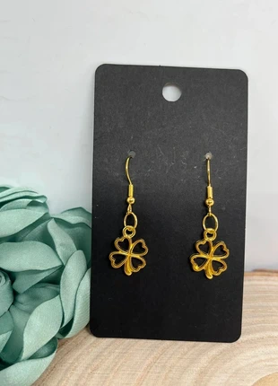 Goudkleurige oorbellen klavertje vier, merk: mega sale, staat: Heel goed, € 1,00, € 1,75 inclusief Kopersbescherming Pro